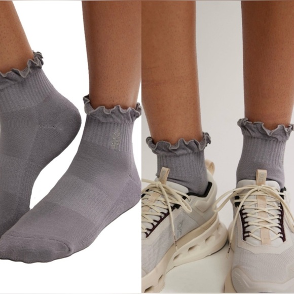 NWT Free People Movement Lucky Honey Ruffle Sport Sock 🧦 in Gray Logo New - Picture 2 of 3